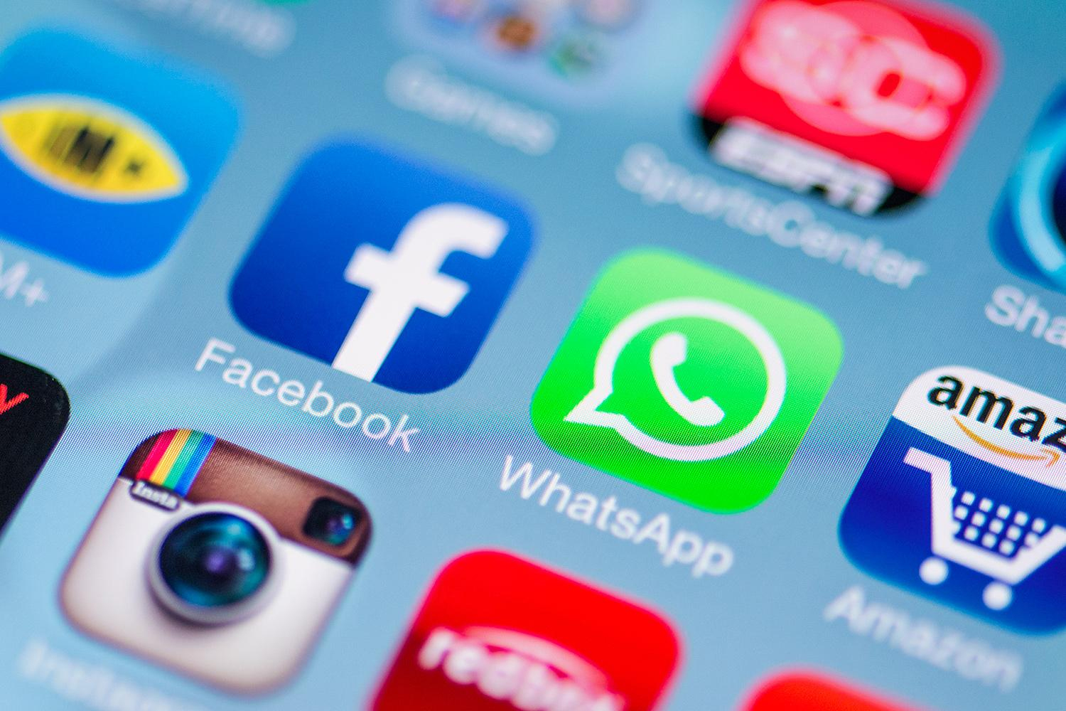 تقرير: متاجر جوجل وآبل للتطبيقات تمتلئ بمئات المراجعات المزيفة