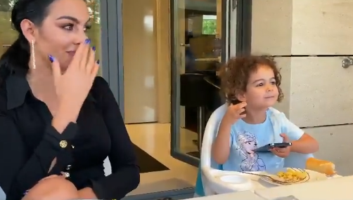 برفقة جورجينا ..  ابنة رونالدو تفاجئ والدها بموهبة رائعة - (فيديو)