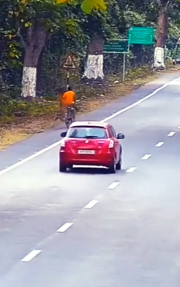 بالفيديو ..  رجل هندي كان يقود دراجته بأمان إلى أن هاجمه نمر بري