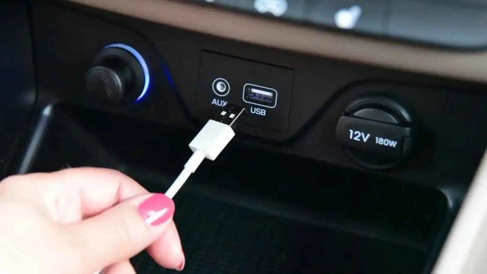 لماذا يبدو شحن الهاتف عبر منفذ USB في السيارة بطيئا؟ 