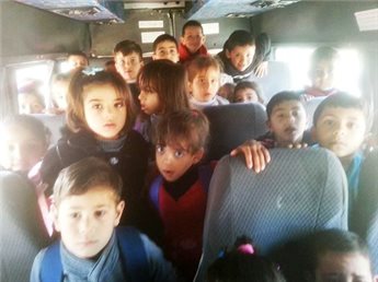 فلسطيني يقل 45 طفل في حافلته الصغيرة