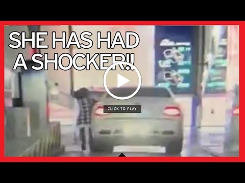 بالفيديو ..  امرأة تحطم مركبة فاخرة في موقف للسيارات