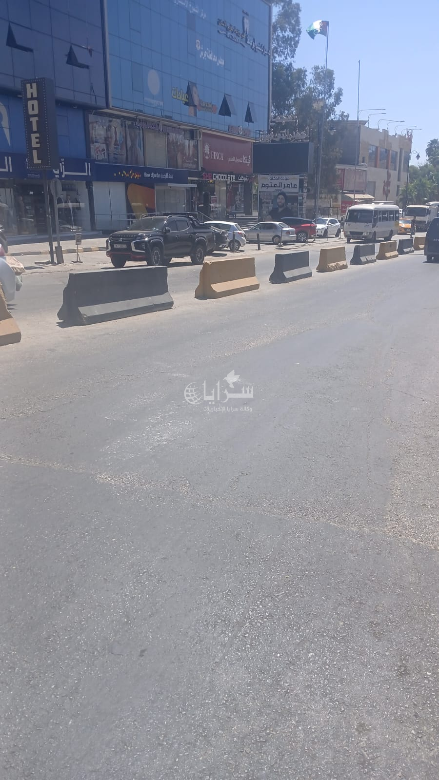بالفيديو والصور  ..  أهالي جرش يناشدون رئيس لجنة البلدية إزالة الحواجز الإسمنتية  
