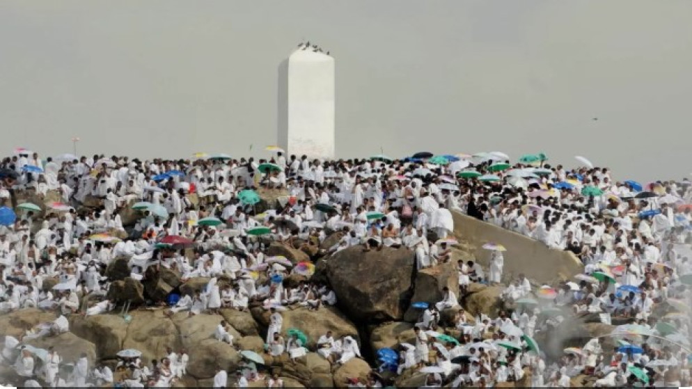 جبل الرحمة ..  مَعْلم ارتبط بأعظم مشاهد الحج