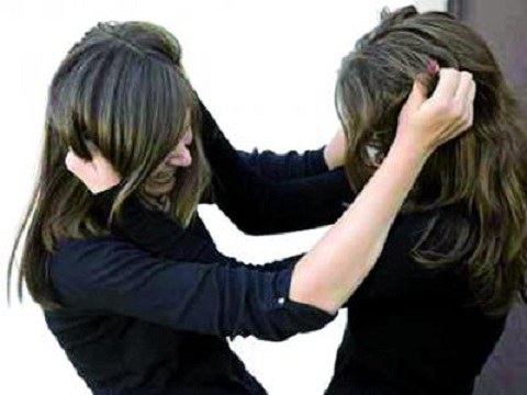 سيدة تقتحم مدرسة وتعتدي على طالبة داخل فصلها