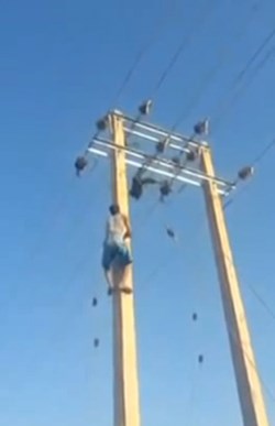 بالفيديو :  'مشهد مروع' طفل يتسلق برج لتصعقه الكهرباء ويلقى حتفه