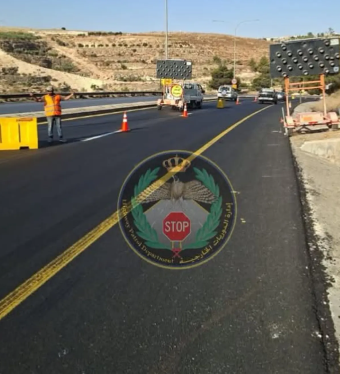 أعمال كشط وتعبيد على طريق العدسية ناعور ..  وتحويلات مرورية باتجاه الشونة