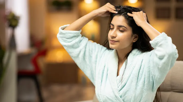 تدليك الرأس بطريقة سهلة يمكن أن يزيد من نمو الشعر