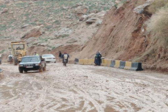 بسبب الانهيارات ..  إغلاق طريق "سيل الزرقاء - برما" 