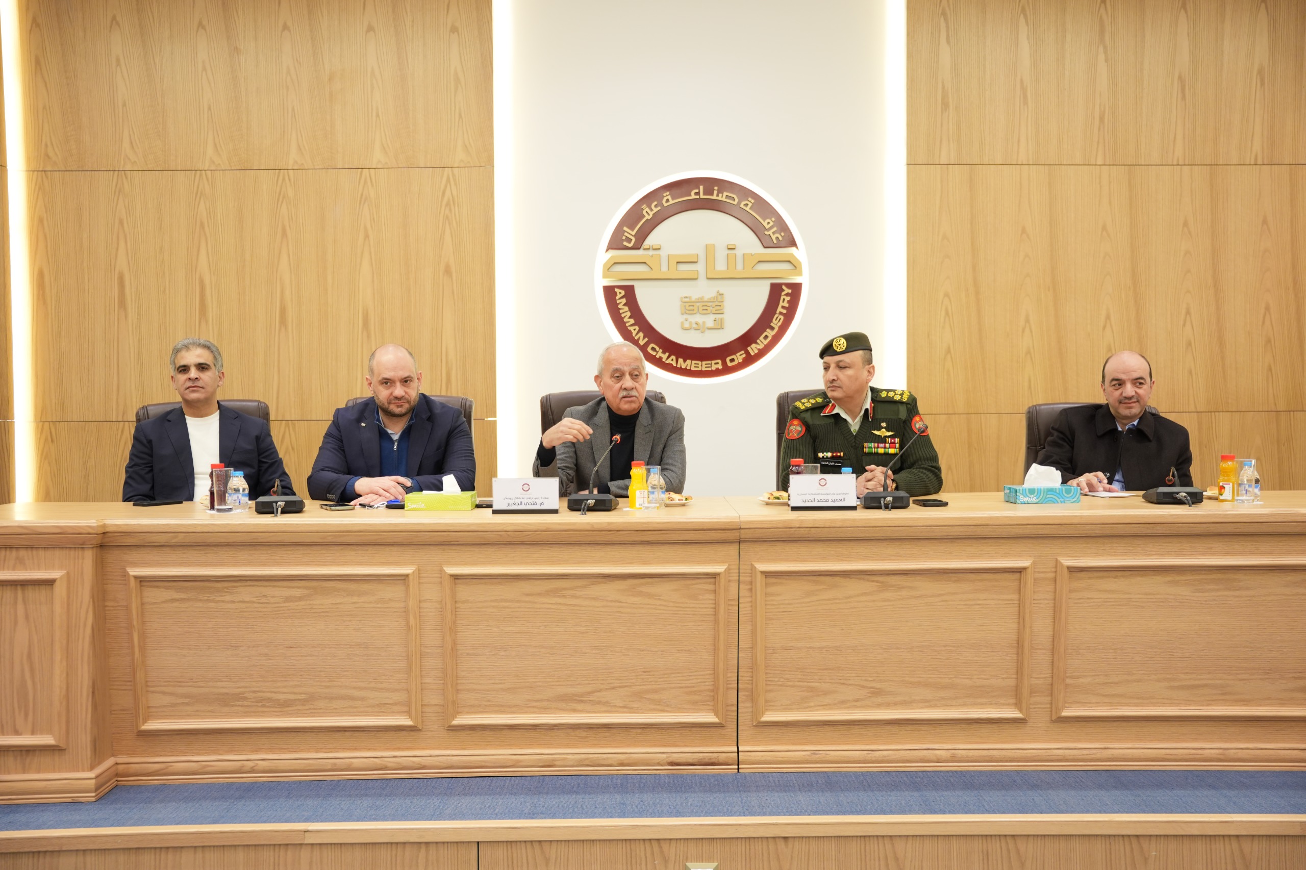 "صناعة عمان" تبحث تعزيز تواجد المنتجات الوطنية في أسواق "الاستهلاكية العسكرية