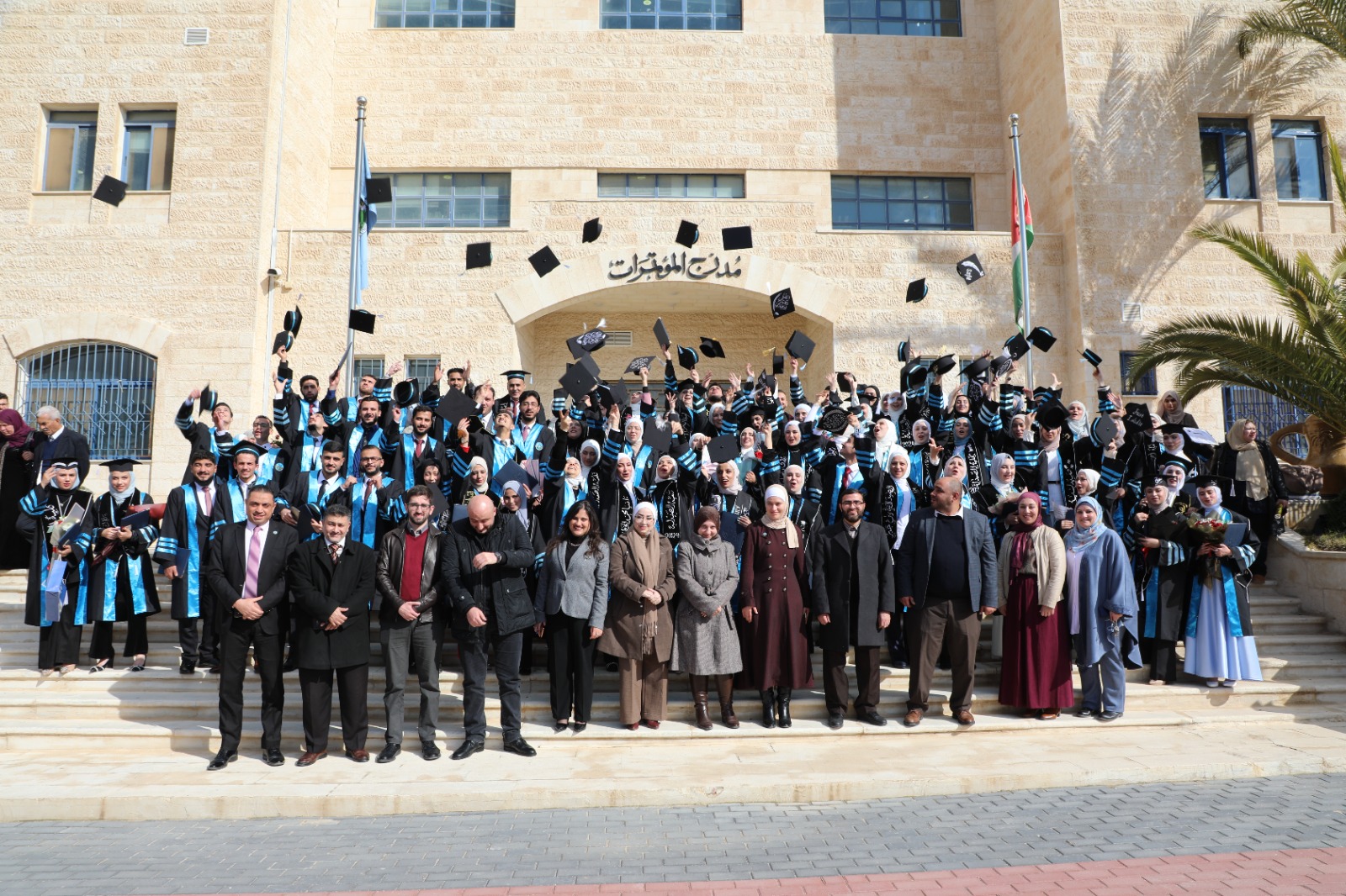 ‎خريجو الصيدلة في جامعة الزرقاء يؤدون قسم المهنة