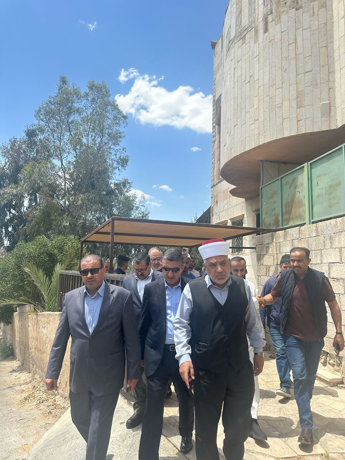 بالفيديو والصور ..  وزير الأوقاف يعزي بوفاة 4 أشقاء في حريق سكن مسجد في عمان 