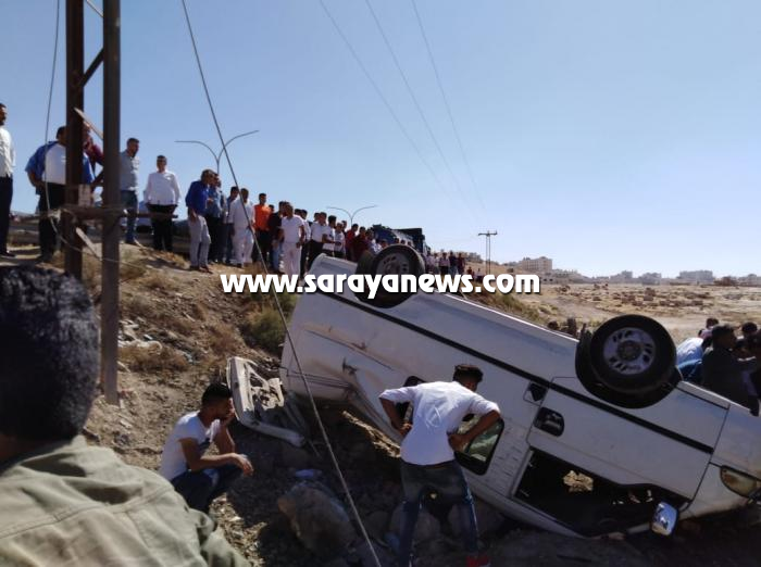 بالصور  ..  انقلاب باص ركاب على طريق الحزام 