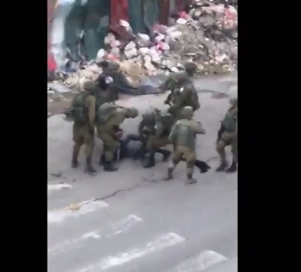 بالفيديو  ..  جنود الاحتلال ينهالون بالضرب المبرح على فتى فلسطيني اعزل 