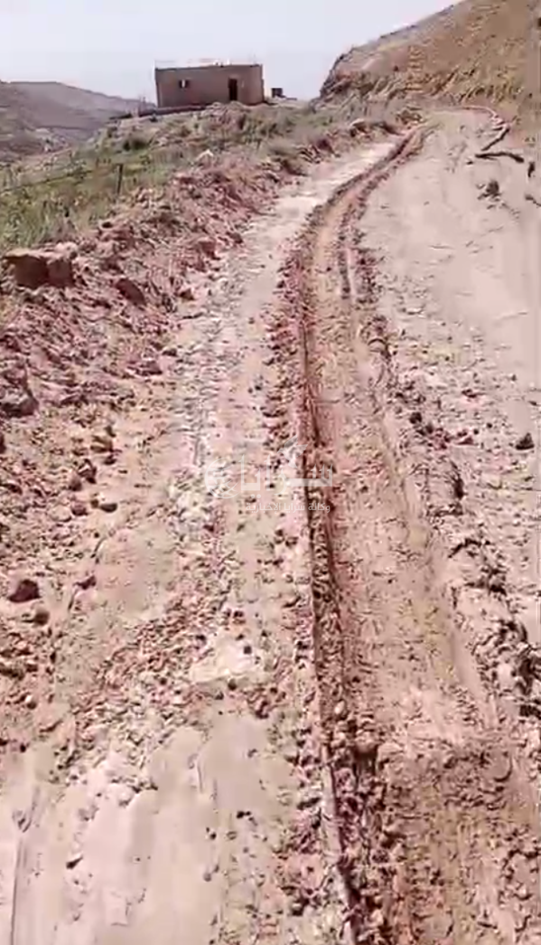 مزارعو الفيصلية بمادبا في منطقة "كنيسة" يناشدون لتعبيد الطرق الوعرة  ..  فيديو