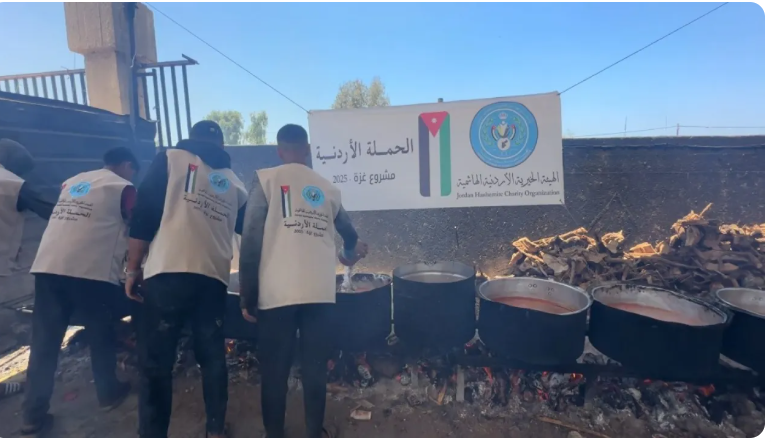 الحملة الأردنية توزع وجبة دمثة العدس على النازحين في مواصي خان يونس