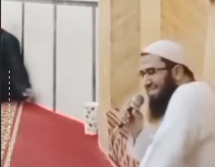 إمام مسجد يدخل في نوبة ضحك بعد مفاجأته بموعد عيد الفطر خلال الدرس   ..  فيديو 