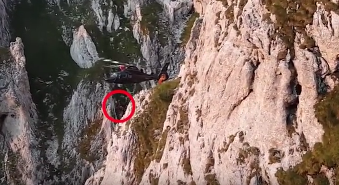 بالفيديو  ..  طيار يخاطر بحياته لانقاذ سائحة علقت على ارتفاع 2000 قدم!