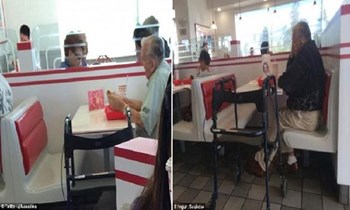 حُب استمر 70 عاماً  ..  زوج لا يفارق صورة زوجته الراحلة حتى في المطعم