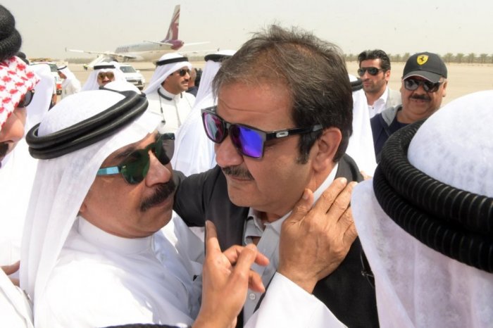 بالفيديو ..  جنازة "مهيبة" للفنان الراحل عبدالحسين عبدالرضا بعد وصول جثمانه الى الكويت
