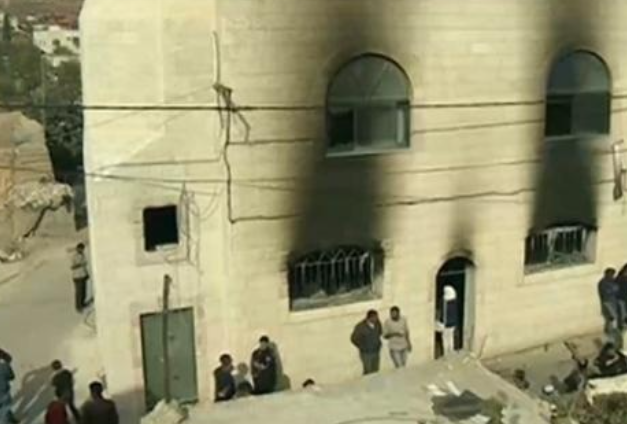 مستوطنون يحرقون مركبة ويحطمون نوافذ مسجد جنوب نابلس