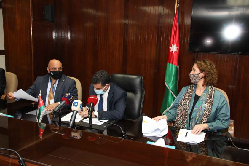 وزير المياه والري يوقع اتفاقية استكمال تنفيذ شبكات صرف صحي والخطوط الناقلة /شفا بدران الحزمة الأولى والثانية بقيمة ( 6) مليون دينار 