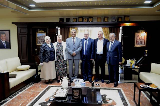 تكريم أساتذة من كلية الصيدلة في جامعة عمان الأهلية 