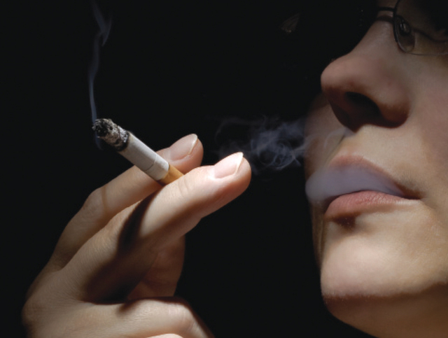 “الصحة” للأردنيين: التدخين يزيد من انتشار كورونا