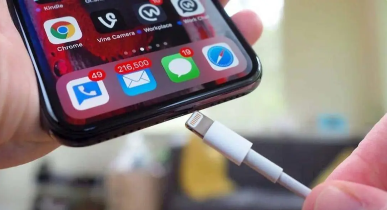 تعديل بسيط فى إعدادات هاتف أيفون يجعله قابلا للشحن بشكل أسرع