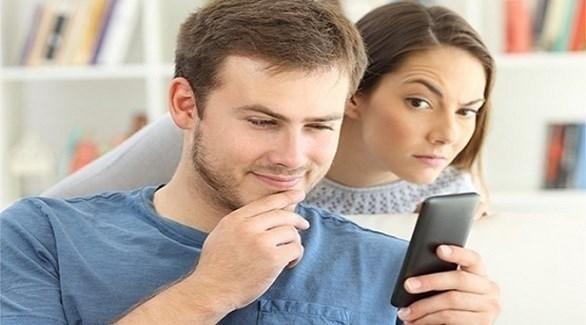 الإمارات ..  الحبس 3 أشهر لزوجة تجسست على هاتف زوجها