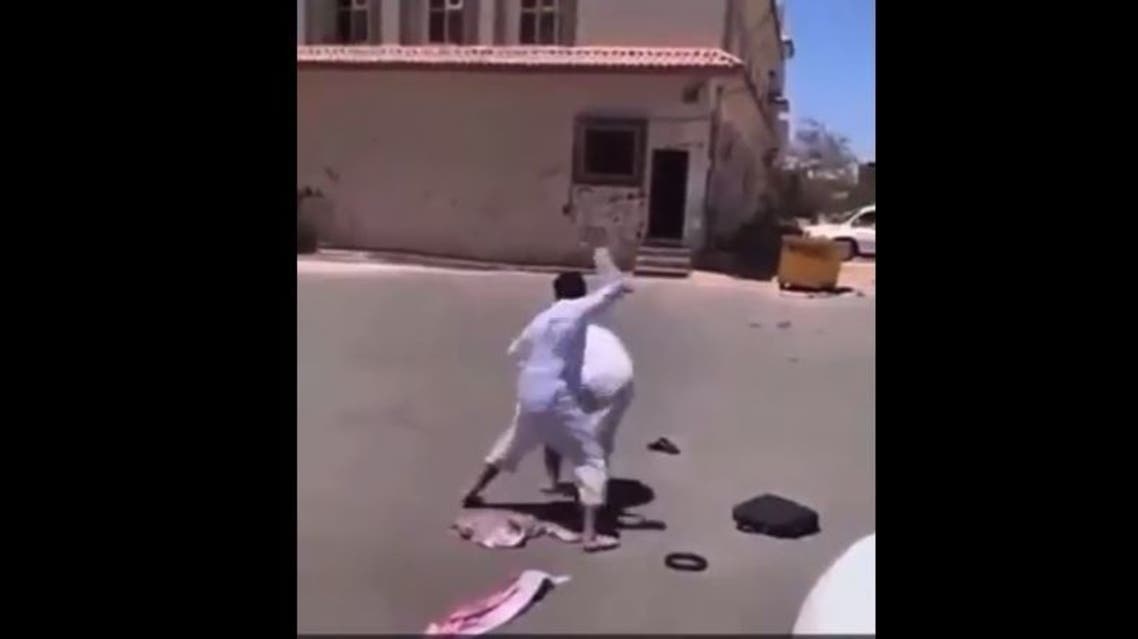 بالفيديو  ..  طالب يعتدي على معلمة بشكل عنيف أمام المدرسة في السعودية  ..  و إدارة التعليم توضح