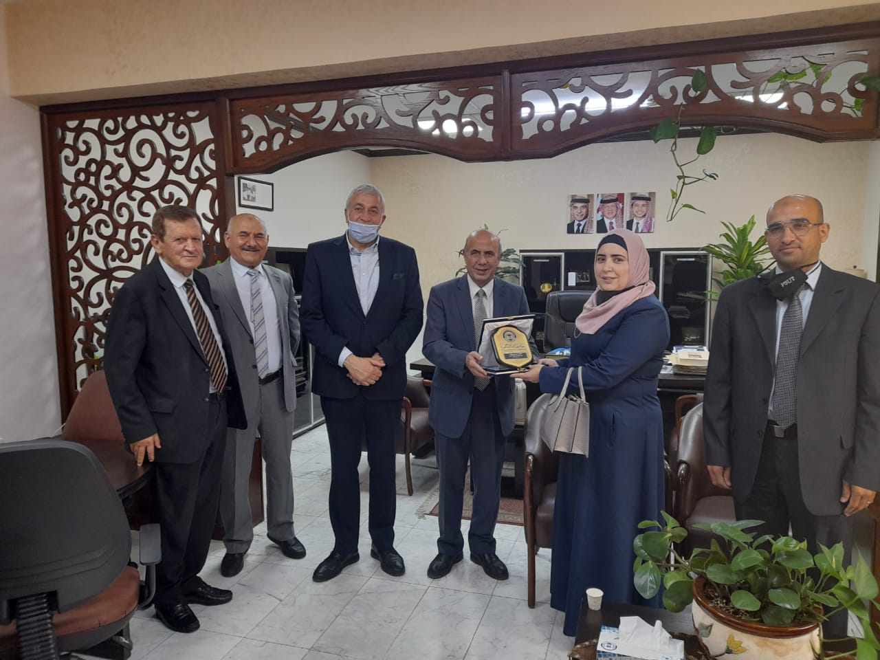 جامعة فيلادلفيا تكرم الفائز بجائزة التميز في البحث العلمي للعام 2020/2021