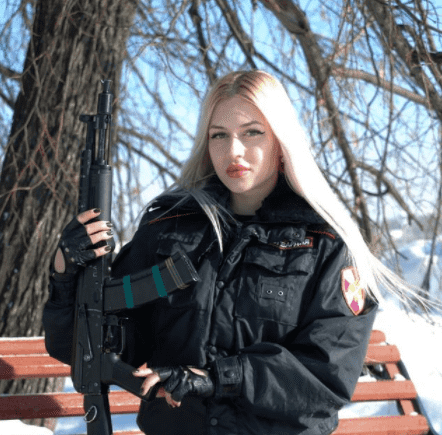ملكة جمال الحرس الوطني الروسي تكشف سبب طردها
