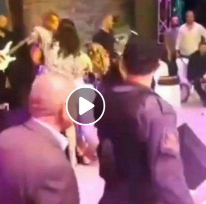بالفيديو  .. هجوم على نجوى كرم خلال حفل في سوريا 