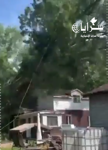 بالفيديو ..  قصوا شجرة عملاقة فسقطت على المنزل وتسببت بكارثة 