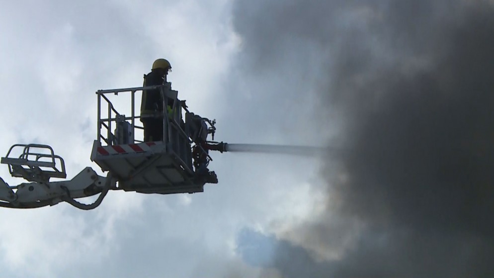 إصابتان إثر استنشاق الدخان بحريق مستودع بلاستيك داخل المدينة الصناعية بسحاب