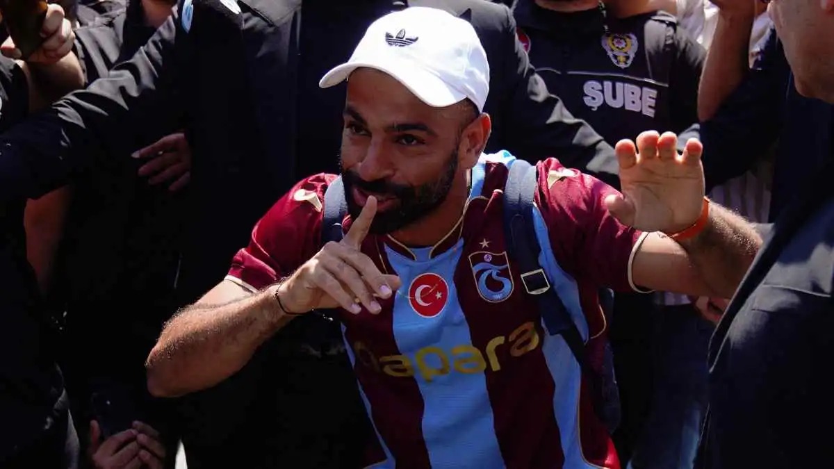 من هو نجم طرابزون سبور الذي تنازل عن الرقم 10 لمحمد صلاح؟  