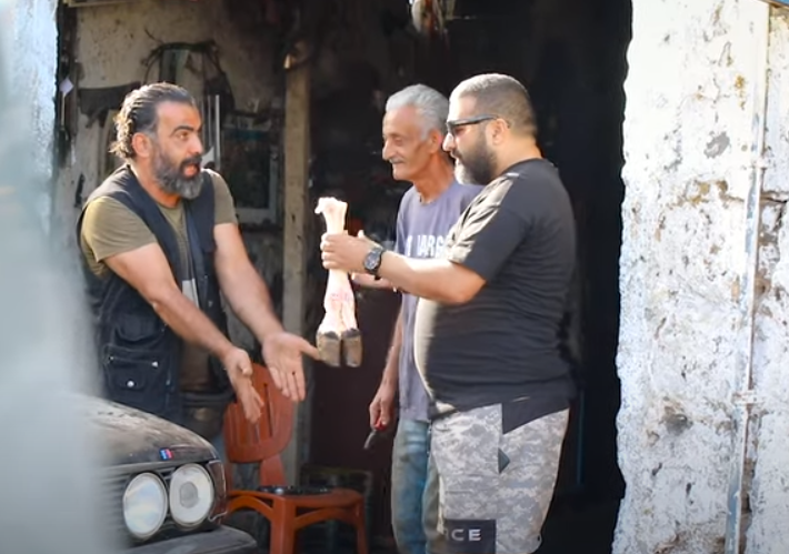 الكاميرا الخفيه: بدو يلحم رجل البقرة 