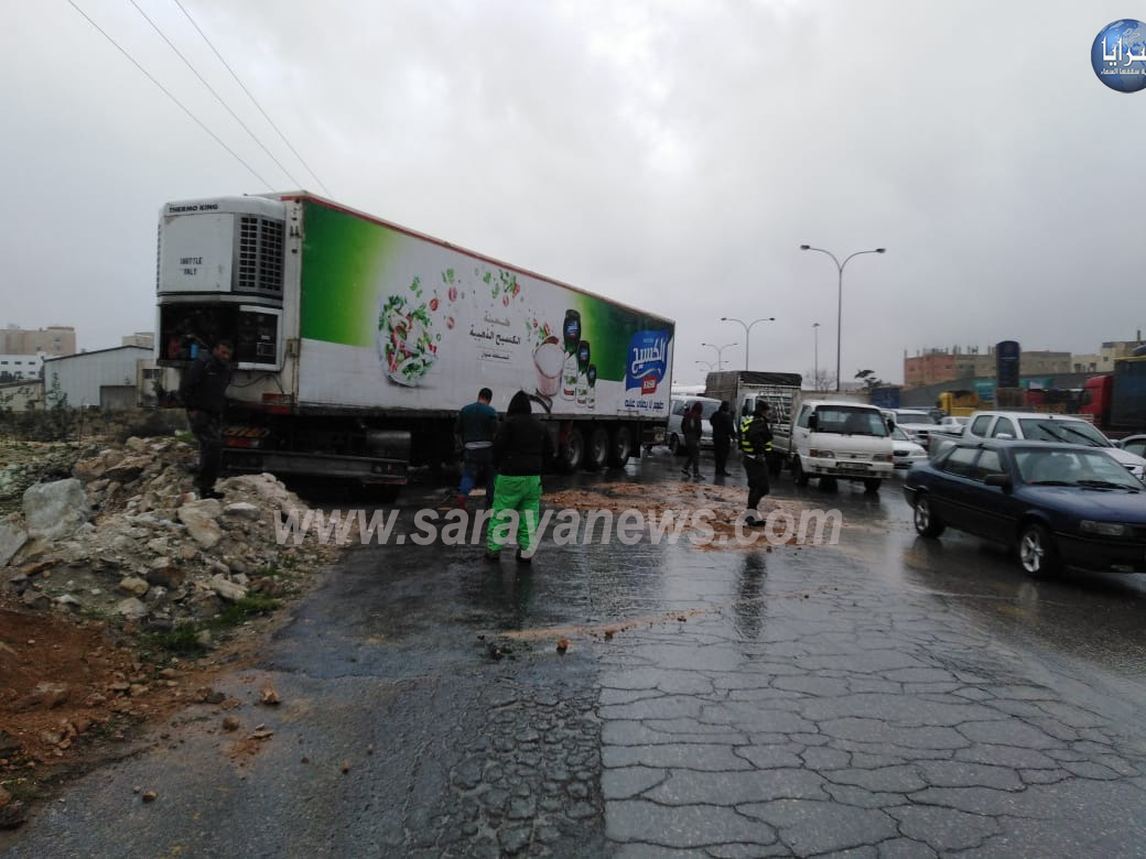 تدهور تريلا على جسر البيبسي في الزرقاء دون وقوع إصابات ..  صور 