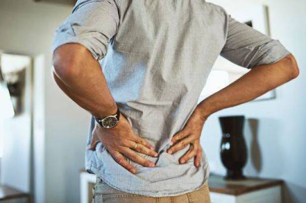 الحياة الحديثة تسبب آلام الظهر .. حركات بسيطة ربما تحميك من الجراحة