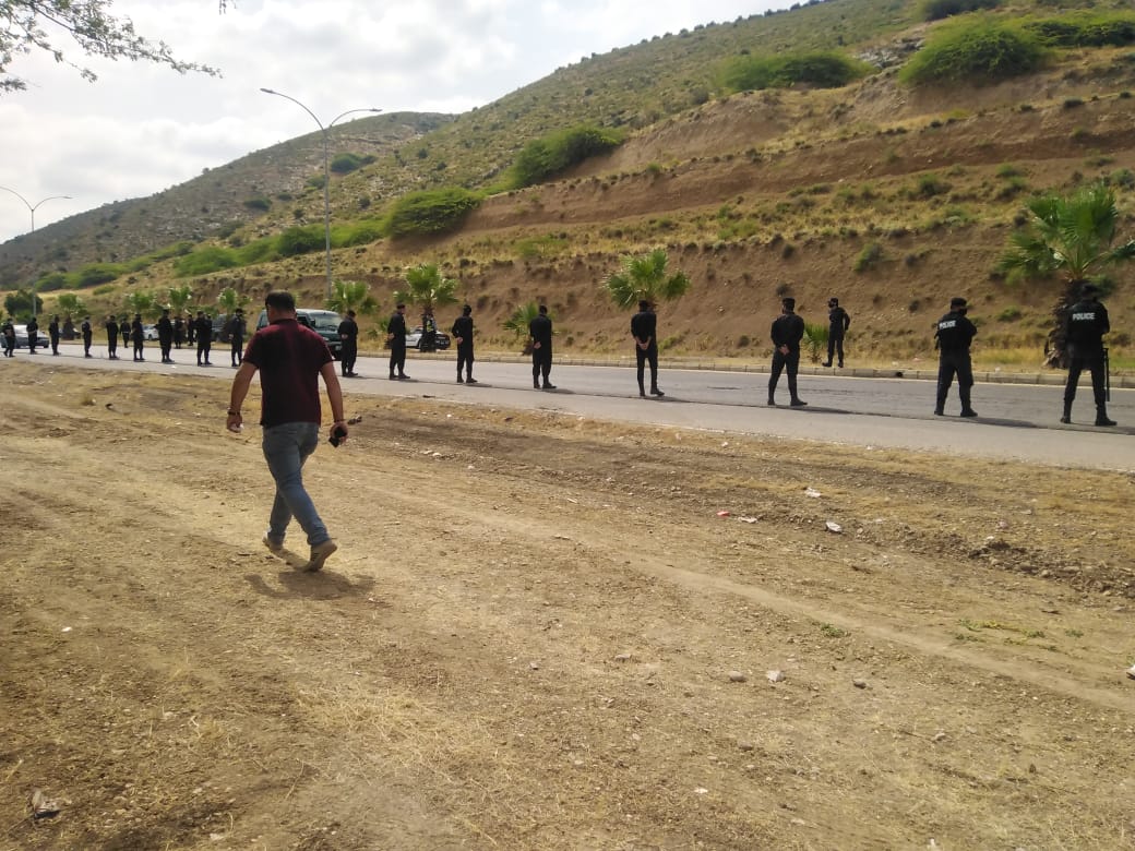 بالفيديو والصور ..   انتشار أمني ونقاط غلق على طريق الباقورة