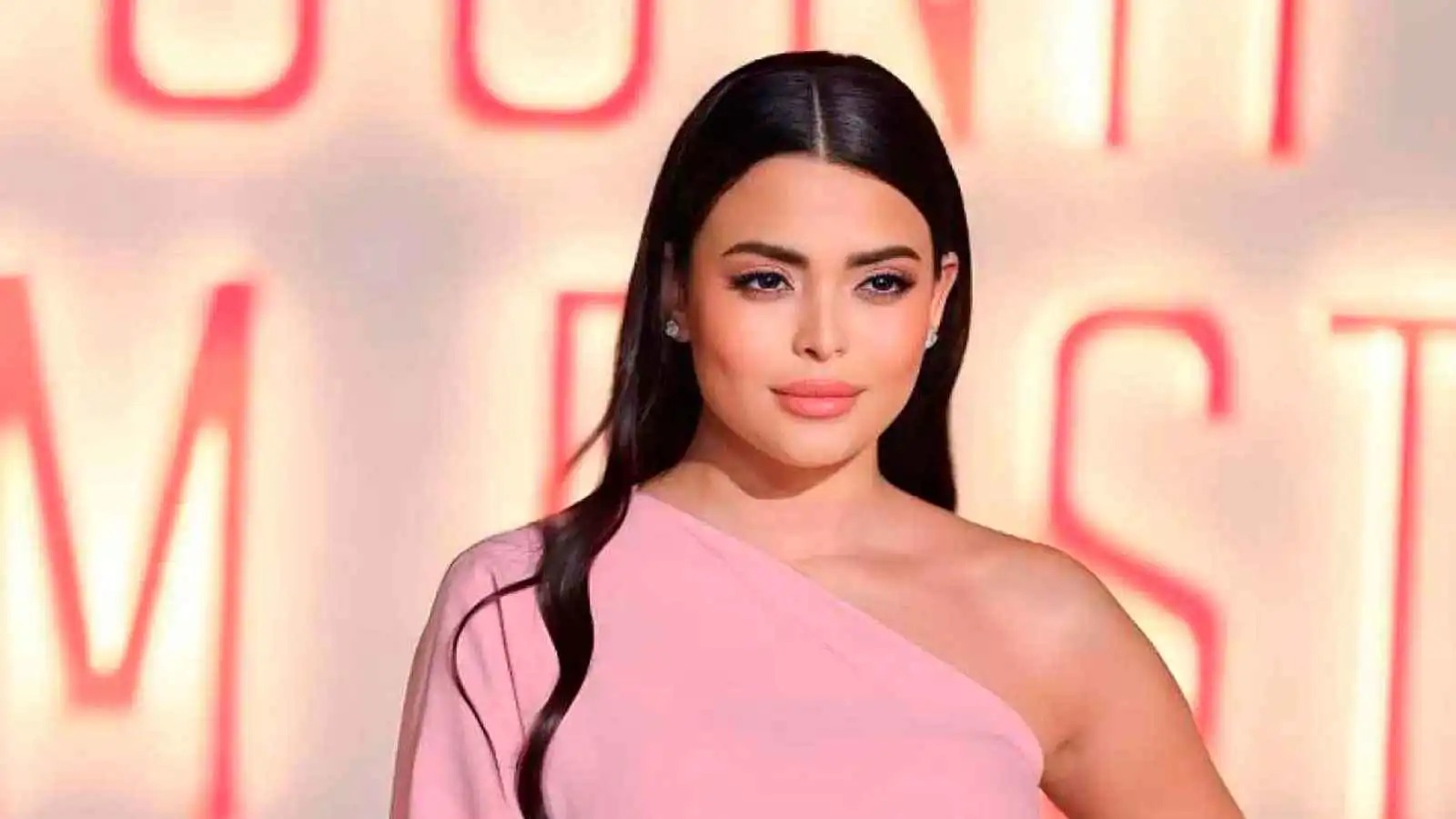 على بوستر "مايكل جاكسون" ..  أسماء جلال: انتظروا فيلمي الجديد 