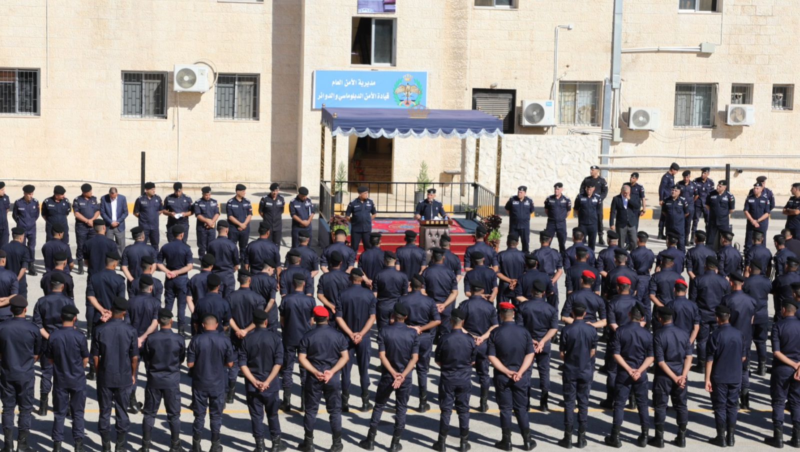 مدير الأمن العام يزور قيادة الأمن الدبلوماسي ويشيد بجهودها النوعية