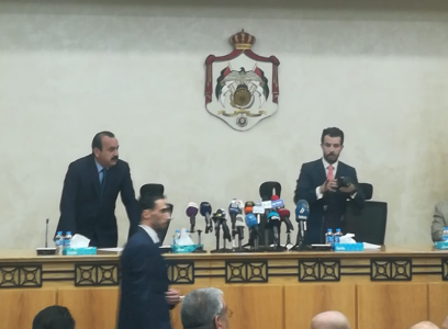 النواب يرفضون جلوس الوزراء على "منصة" عاكف الفايز