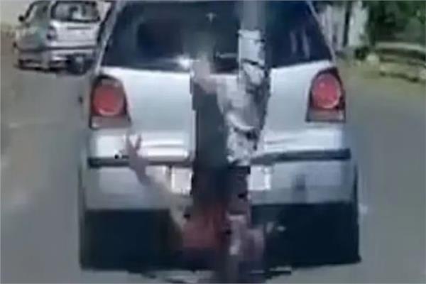 «كسرت رقبته» ..  وفاه شاب حاول الوقوف على سقف السيارة 