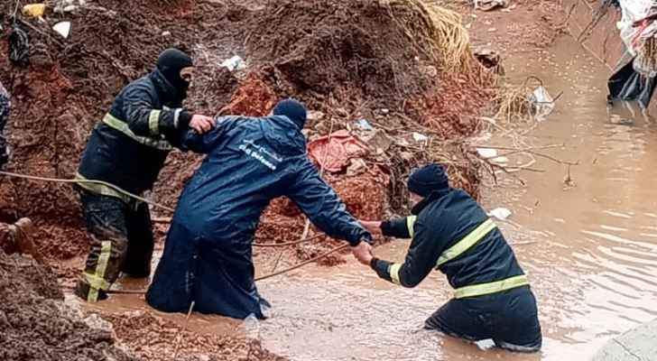 انقاذ 3 أشخاص داهمتهم مياه السيول في منطقة الحصوة بالعقبة