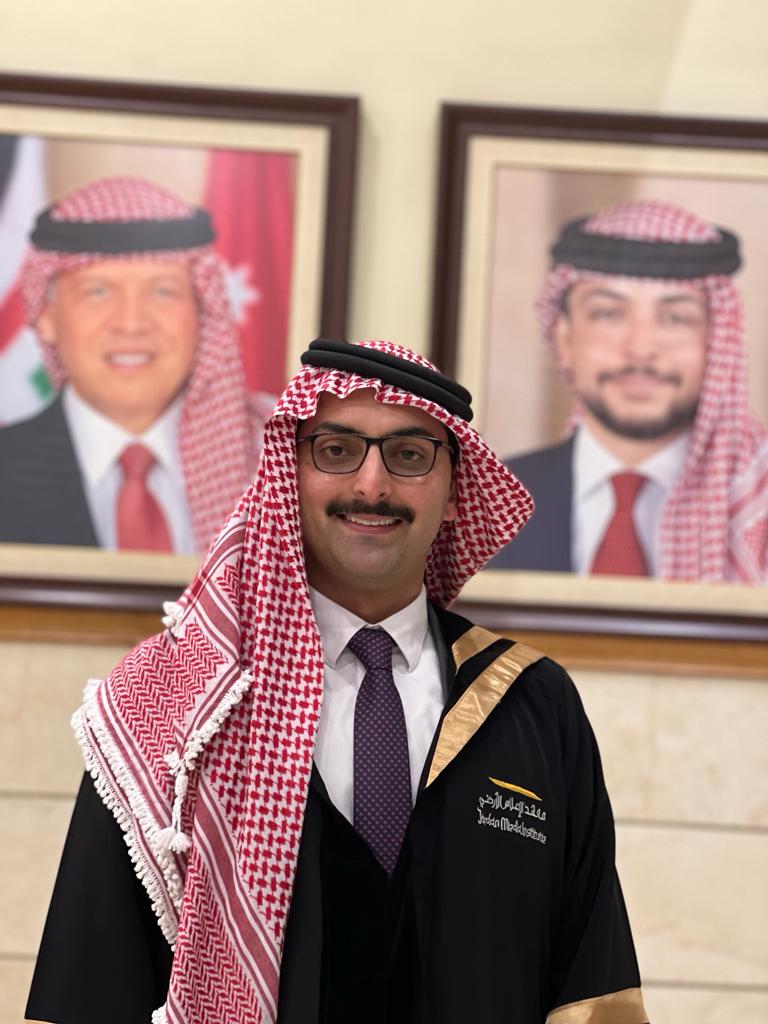 بمناسبة المئوية ..  خريجو معهد الإعلام يتوشحون بالشماغ - صور 