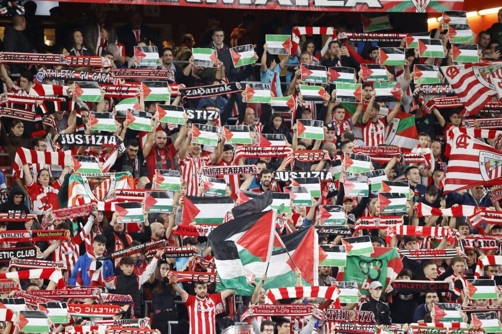 جماهير الباسك تهتف لفلسطين في مشهد يُعد من الأقوى أوروبياً ..  وريع المباراة لدعم فلسطين