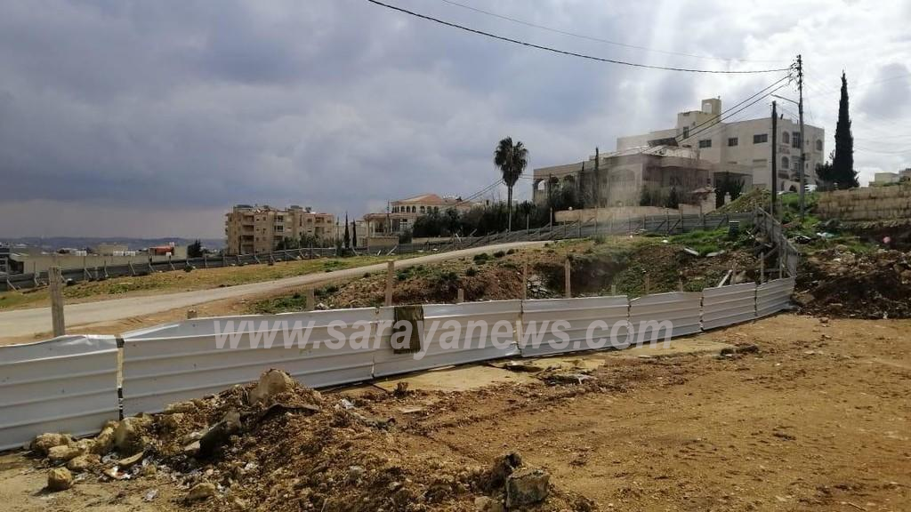 مواطن يغلق شارع امام منزله بسياج في ضاحية الاقصى  ..  وسكان المنطقة لسرايا :الشارع يعد المنفذ الوحيد للسكان 