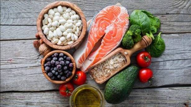 10 أطعمة لا غنى عنها لمن تجاوزوا الخمسين
